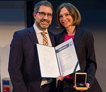 Prof. Dr. med. Katharina Fischbach (rechts)
